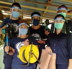Einige Pfleger mit Schutzmasken und Werkzeugen.