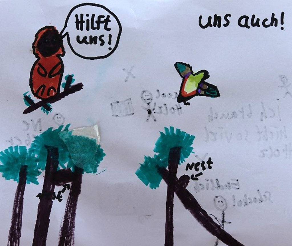 Zeichnung einer Schülerin, auf der Bäume, ein Vogel sowie ein Orang-Utan mit Sprechblase, in der „Hilft uns!“ steht, zu sehen sind.