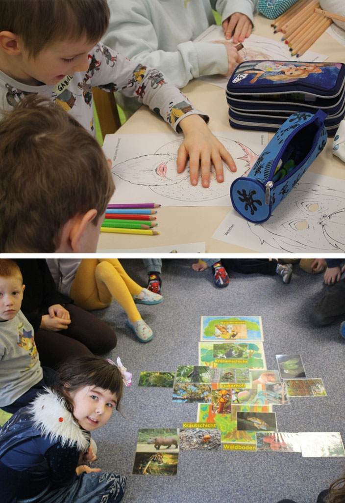 Bild oben: Mehrere Kinder sitzen am Tisch und malen mit Buntstiften Orang-Utan-Masken aus. Bild unten: Mehrere Kinder sitzen auf dem Boden. In der Mitte befinden sich Bildkarten, die die unterschiedlichen Stockwerke des Regenwaldes zeigen. Außerdem liegen Bilder von Tieren und Pflanzen auf dem Boden.