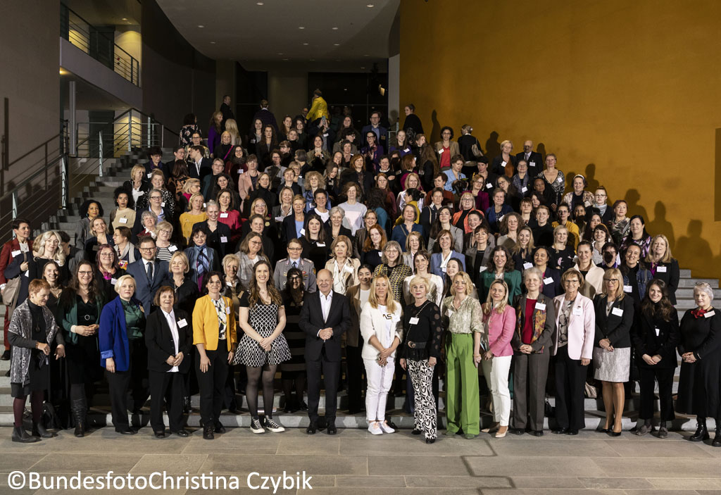 Gruppenfoto der 200 geladenen Frauen und Bundeskanzler Olaf Scholz.