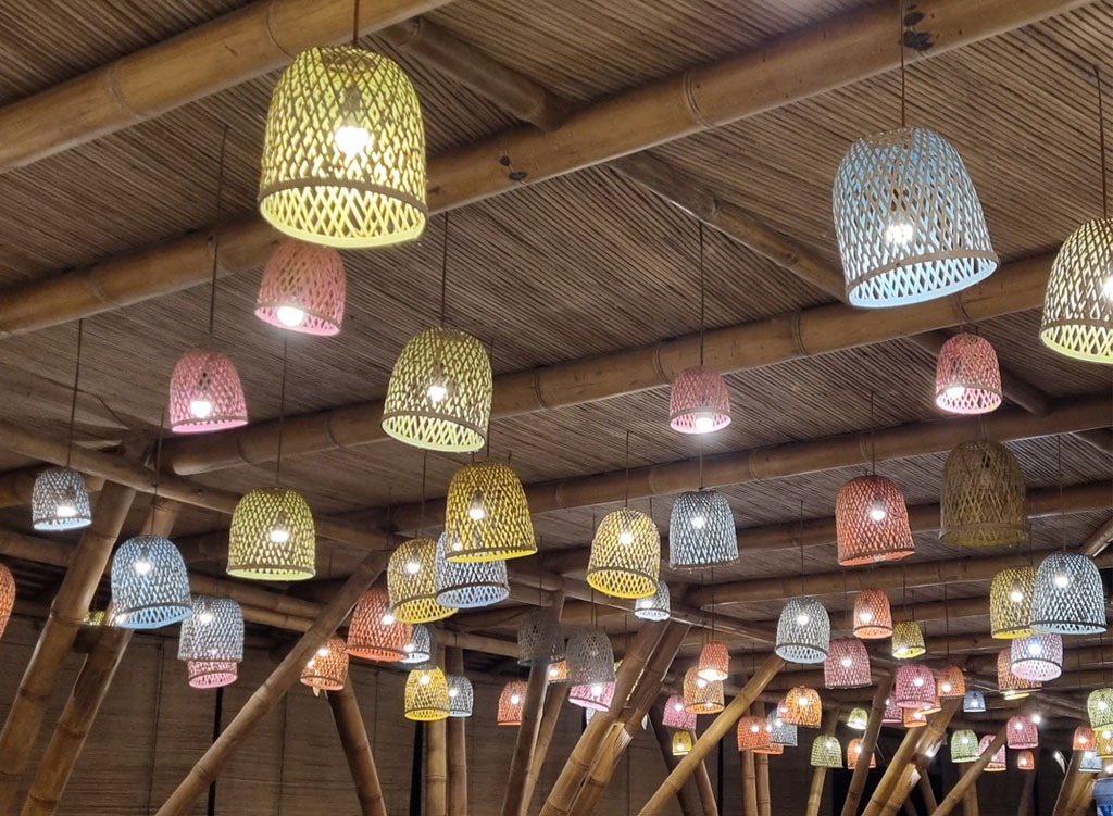 Decke des Restaurantbereichs der Ecolodge mit vielen bunten Lampenschirmen.